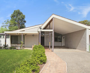 Front of house with a frontyard