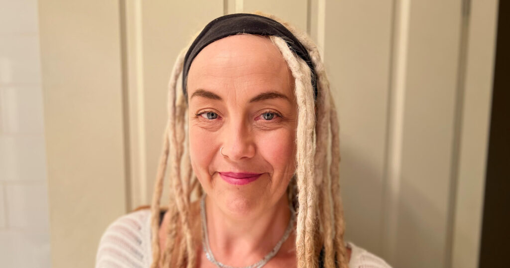 Profile image of Loulou, women with light blonde hair gently smiling at the camera